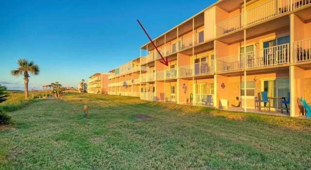 Oceanfront Condo w/ Private Balcony Pool + Tennis Bubbly Blew by Avantstay