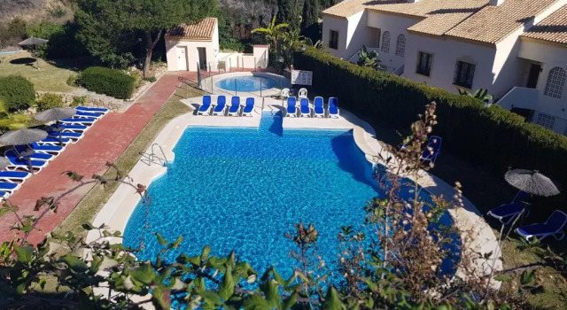 Апартаменты Duquesa Suites Golf and Gardens