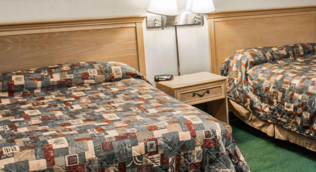 Четырёхместный номер Standard Rodeway Inn Fort Pierce US Highway 1