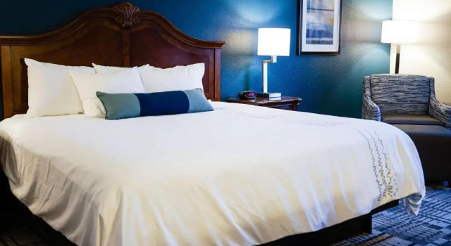 Номер Standard с видом на бассейн Best Western Plus Dubuque Hotel and Conference Center