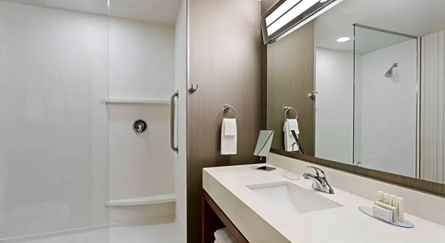 Двухместный люкс c 1 комнатой Courtyard by Marriott Houston Katy Mills