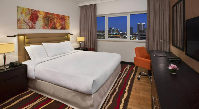 DoubleTree by Hilton Hotel and Residences Dubai Al Barsha, Забронировать Отель Аль-Барша , рядом с Торговый центр Эмиратов