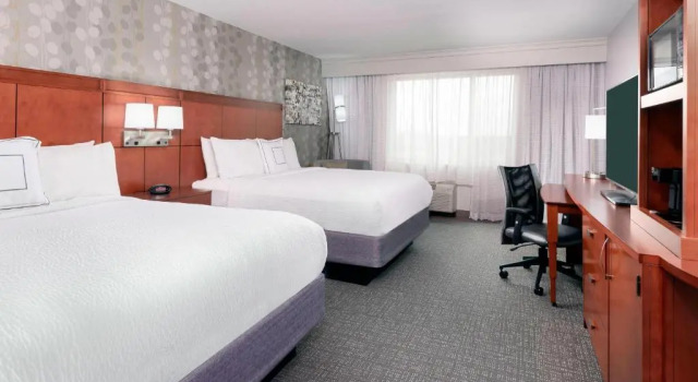 Четырёхместный номер Standard Courtyard Fort Wayne Downtown at Grand Wayne Convention Center