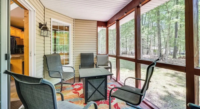 Deck & Screened Porch: Pocono Lake Vacation Rental, Book Feriehus Sommerhuse i Pennsylvania, Hytte