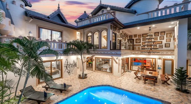 Вилла Luxury POTTERLAND Luxury Pool Villa Pattaya Walking Street