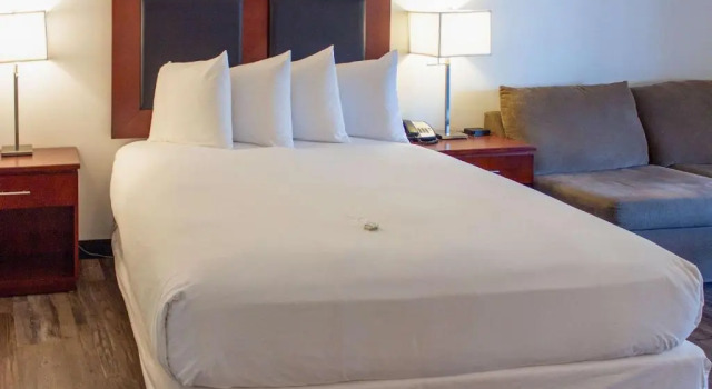 Четырёхместный семейный люкс Coast Penticton Hotel