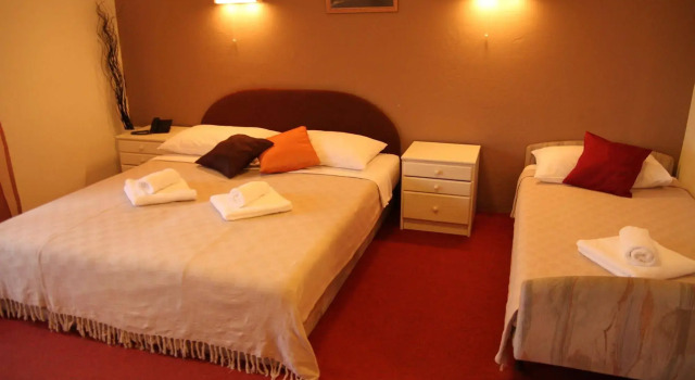 Pansion Park, Book Pension Hoteller i Karlovac county med parkering, Parkering