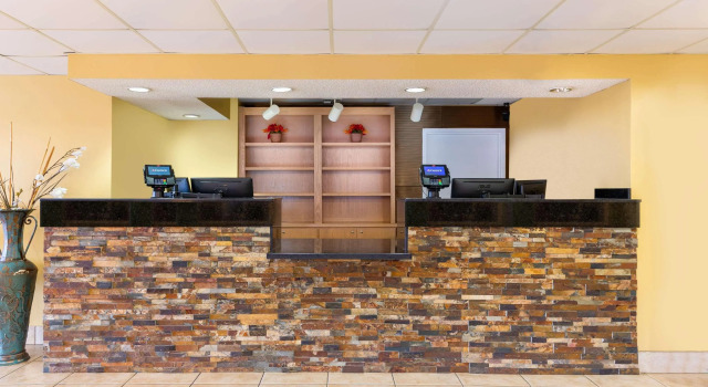 Quality Inn at Arlington Highlands, Забронировать Отель Отели Арлингтон с бассейном, Бассейн