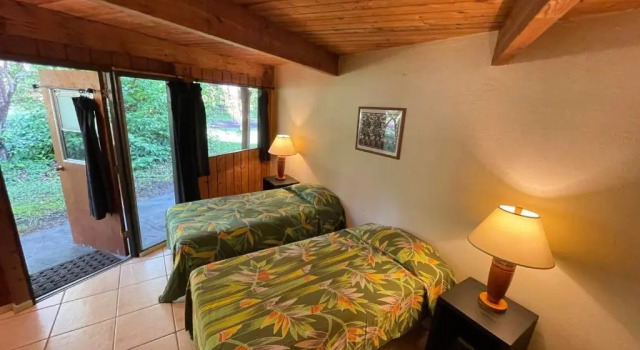 Кровать в общем номере Kalani Oceanside Retreat