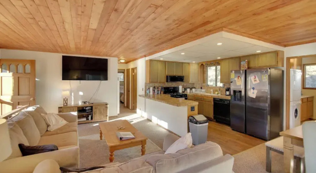 Коттедж Peaceful & Idyllic Forest Cabin w/ Pool Table
