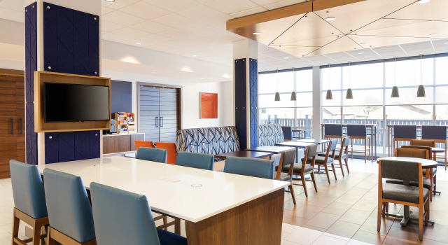 Holiday Inn Express Houston Downtown by IHG, Забронировать Отель Хьюстон Texas Gulf Coast, рядом с Станция хьюстонского скоростного трамвая "Белл"