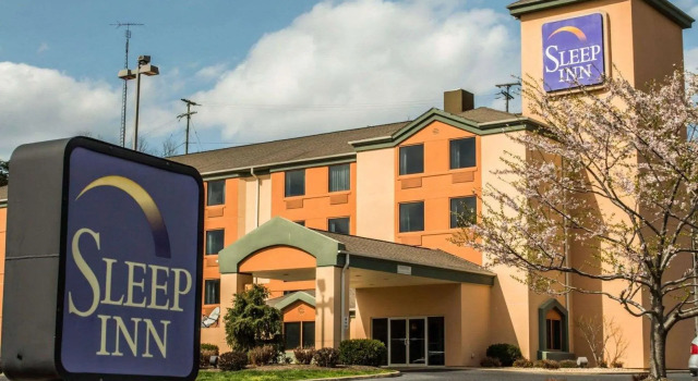 Кровать в общем номере Sleep Inn Staunton