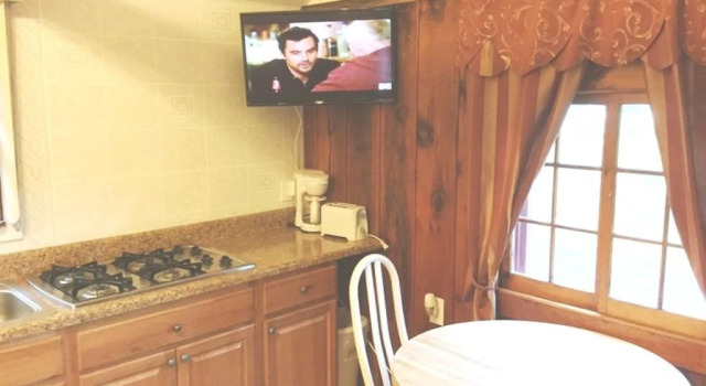 The Gold Eagle, Book Hotel Lake George 