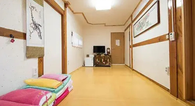 Jeonju Ddlanche Bongwan Pension, Забронировать Отель Отели Чонджу с парковкой, рядом с Конфуцианская школа хянгё в Чонджу, Парковка