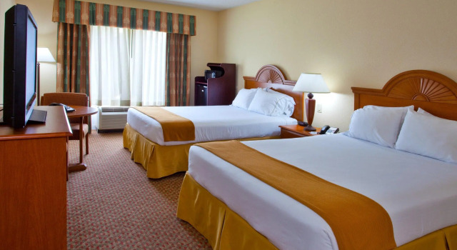 Четырёхместный номер Standard Holiday Inn Express & Suites Spring Hill by IHG