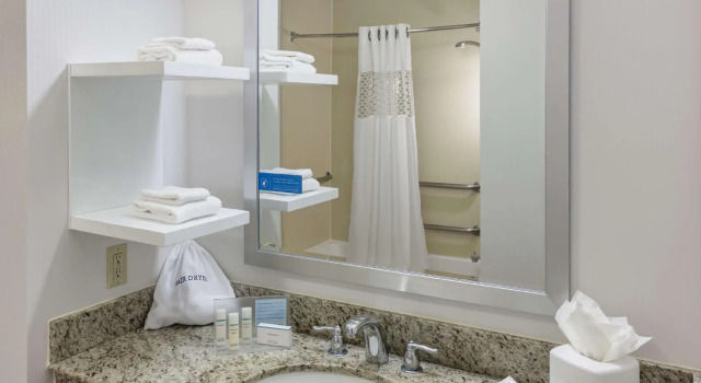 Четырёхместный номер Standard Hampton Inn Los Angeles Orange County Cypress