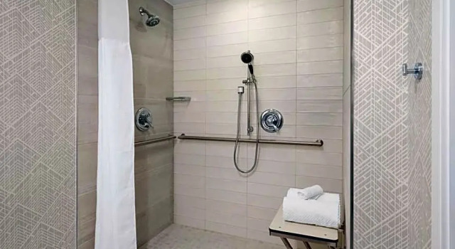 Двухместный люкс Mobility Accessible with Roll In Shower c 1 комнатой Embassy Suites by Hilton Portland Airport
