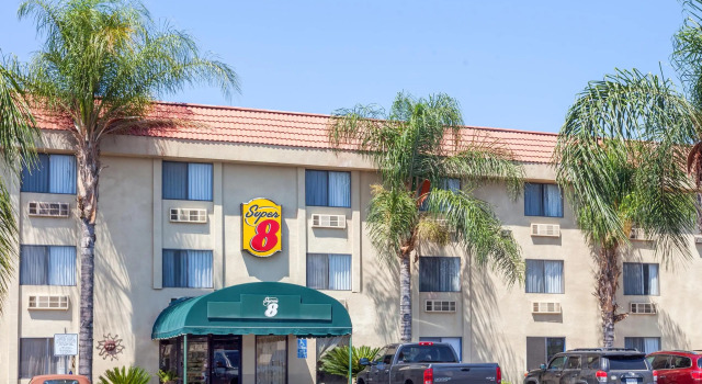 Кровать в общем номере Best Western Plus Diamond Valley Inn