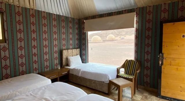 Четырёхместный номер Deluxe с балконом и с видом на горы Moon life in Wadi Rum