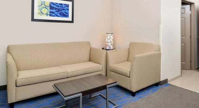Двухместный люкс Holiday Inn Express Hotel & Suites St. Louis West-OFallon by IHG
