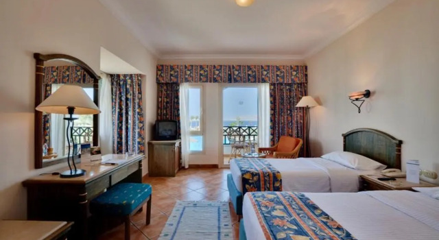 Трёхместный номер Deluxe с видом на бассейн Coral Beach Resort Montazah