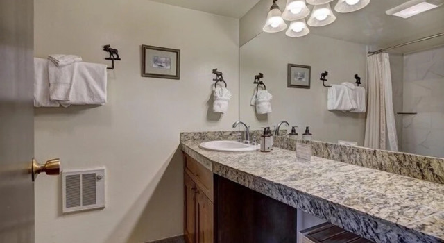 Номер Standard Updated 2Br Plus Loft Condo on Shuttle Route! Sleeps 8 & Kids Ski Free by RedAwning