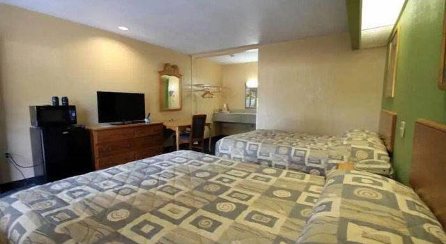 Четырёхместный номер Standard Holiday Terrace Motel