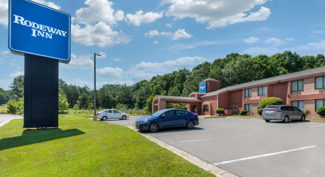 Кровать в общем номере Rodeway Inn Tuscaloosa near University