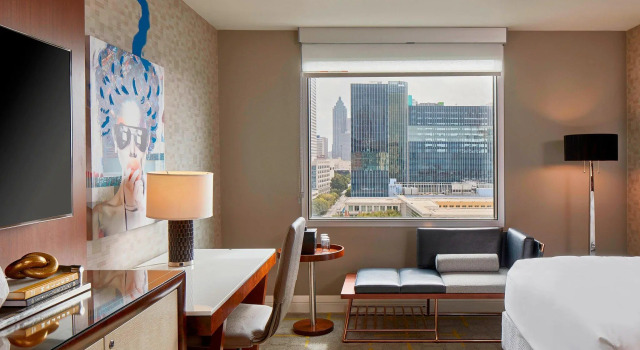 Четырёхместный номер Deluxe Renaissance Atlanta Midtown Hotel