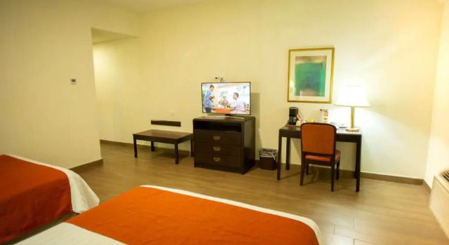 Четырёхместный номер Superior Hotel Plaza Calzada