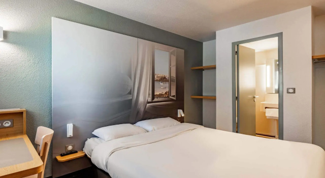 B&B HOTEL Morlaix, Забронировать Отель «постель и завтрак» Отели Finistère с парковкой, Парковка