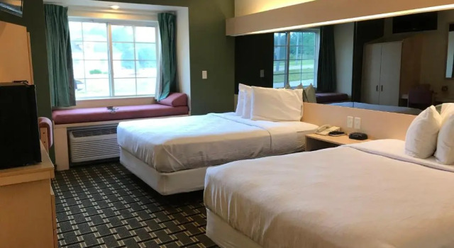 Mariner's Village Resort, Rezerwuj Ośrodek wypoczynkowy Hotele w Carlyle z basenem, Basen