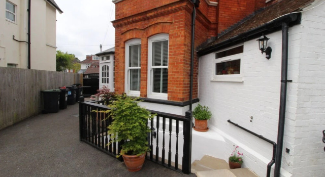 Beautiful Cosy 1 Bedroom Basement Apartment