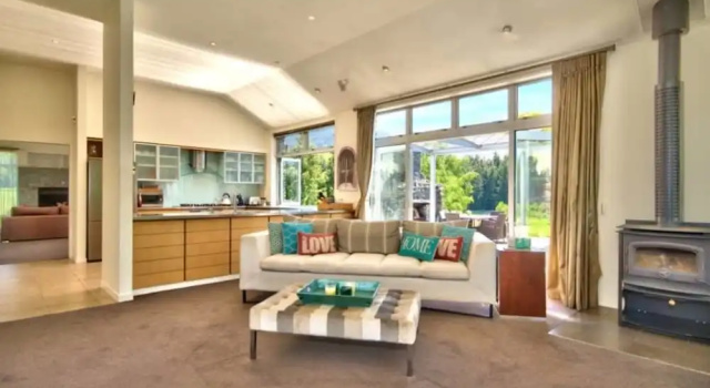 Queenstown Exclusive Retreat with Hot Tub, Забронировать Отель Озеро Хайес 