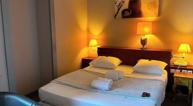 Номер Comfort Hôtel Terminus - Pizzeria Pizza gogo - salle de sport - face à la gare
