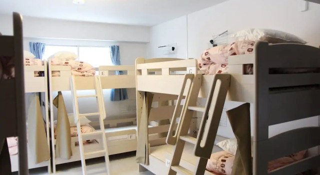 Кровать в общем номере Nagoya Travellers Hostel
