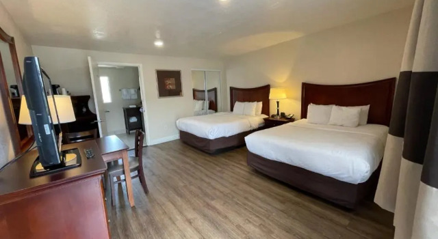 Четырёхместный номер Standard Blu Pacific Hotel