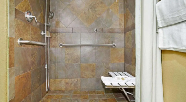 Двухместный номер Accessible с видом на озеро La Quinta Inn & Suites by Wyndham Marble Falls