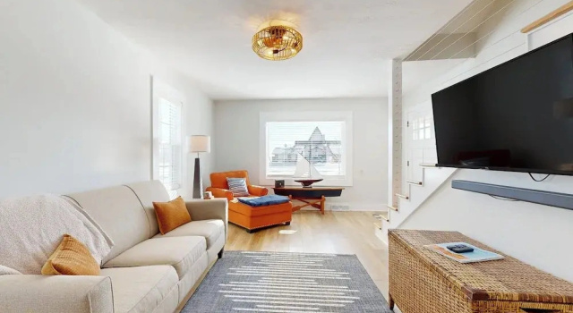 Коттедж Walk to Downtown & Beach! Water-view Home