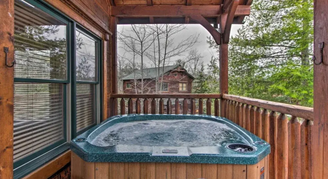 Коттедж с 2 комнатами с балконом Cabin w/ Hot Tub & Deck, Near Smoky Mtn Trails!