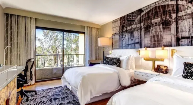Четырёхместный номер Standard Avenue of the Arts Costa Mesa, a Tribute Portfolio Hotel