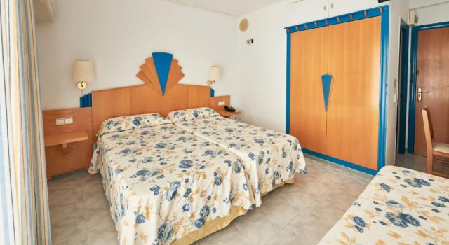 Трёхместный номер Отель Checkin Blanes