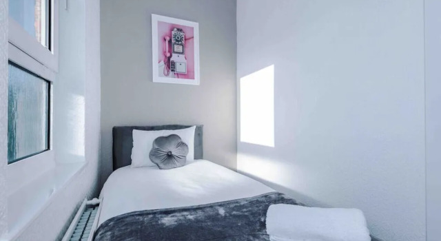 Коттедж Comfort Comfy Four Bedroom House with parking