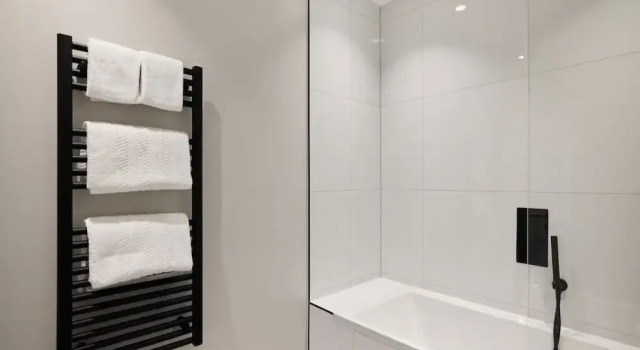The Brondesbury Place - Bright 2bdr Flat With Balcony + Parking, Varaa Huoneisto Asunnot kohteessa Merseyside, Huoneisto