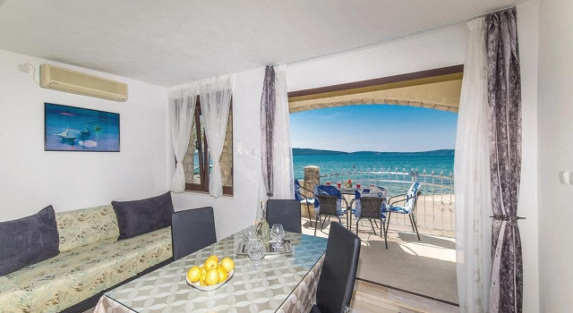 Nice Home in Kastel Kambelovac With Wifi and 0 Bedrooms, Rezerwuj Hotel Hotele w Split-Dalmatia County z parkingiem, Parking