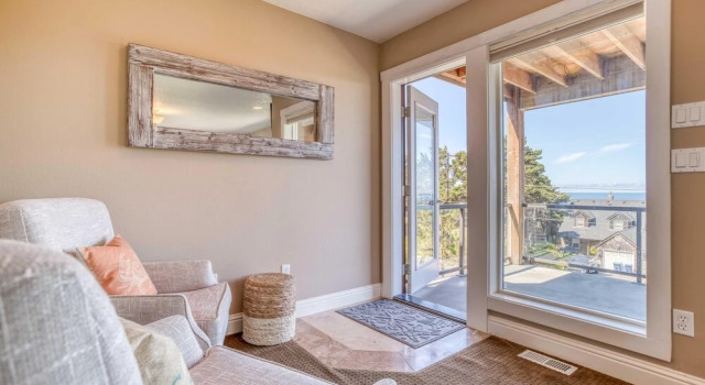 Rooftop Ocean Views and Garage Recreation - Stunning Coastal Treasure, Prenota Hotel Lincoln City 