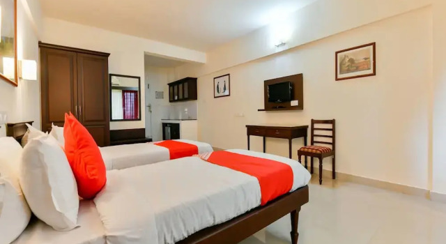 OYO 16663 Plaza Suites Hotel, Забронировать Отель Отели штата Кералы с завтраком, Завтраки