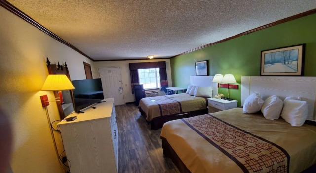 Четырёхместный номер Standard с балконом Days Inn by Wyndham Monett