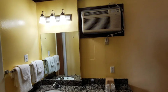 Четырёхместный номер Standard Vanguard Motel