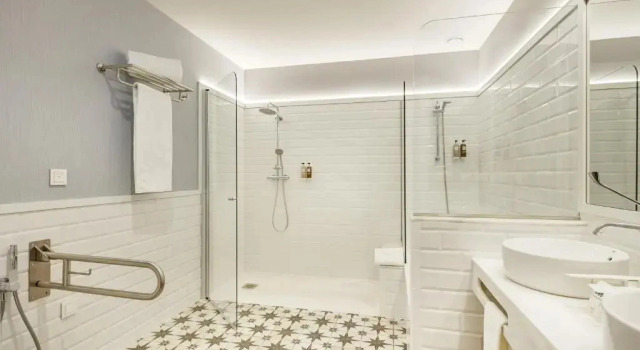 Трёхместный люкс Sercotel Granada Suites
